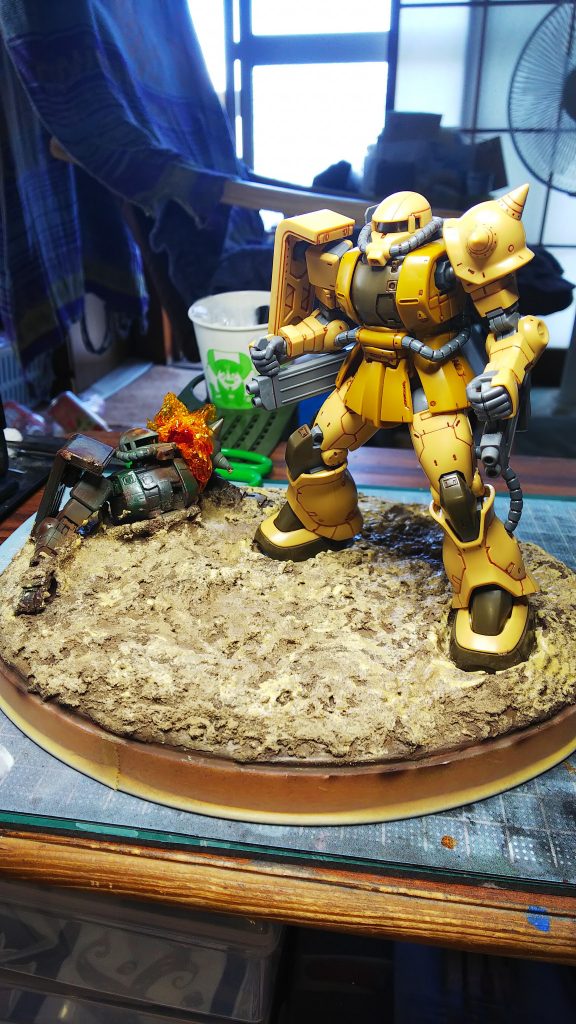 底のベースはお土産のクッキー缶の蓋ですw壊れてしまってたRGシャアザクの上半身を丸々使い、新たな活躍をしてもらってます。