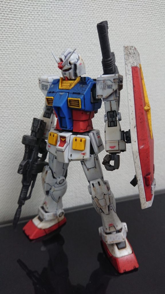 ほぼパチ組です。今回もガンマカのリアルタッチマーカーと墨入れ、つや消しスプレー、足元・シールドは黒のスプレーを遠吹きでスプラッシュ汚ししました。近接戦闘の返り血みたいな・・・