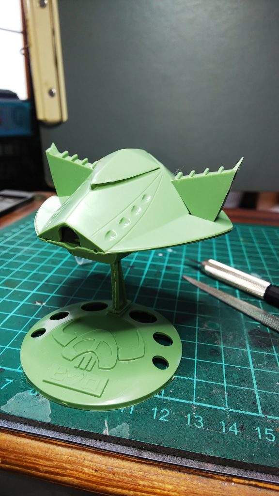 ジュアッグの象みたいな口ばしで隠れたお腹部分に、トクワン大尉のエンブレムマークが台座に付いていたので、ドクロ部分を拝借