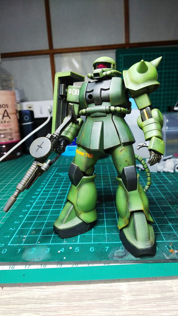 ザクも使用キットはユニクロのシャア専用ザクで、モノアイ・ハンドパーツ・バーニア等を追加・変更し、胸部に穴を開け貫通できるようにしました。  