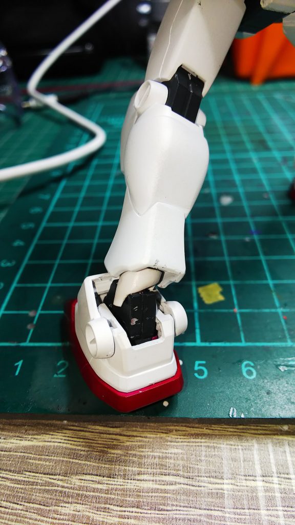 過度に曲げてる箇所が多いので、接続部分の首・手首・足首のポリキャップが見えてしまう箇所は内部装甲が連動するという脳内設定で隠しました。 