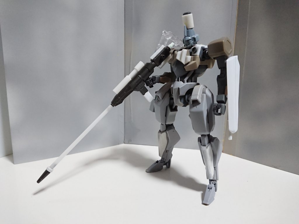 マチェットは元々盾に収納する予定でしたが盾と腕の接続パーツをなくしてしまい作るのも面倒だったので盾から外して足につけるようにしました。