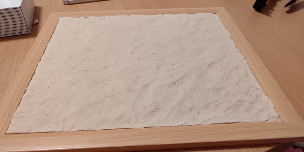 お同じく100均で購入した額縁に敷き詰め乾燥させます。なにもしなくても砂漠っぽい雰囲気になるのでジオラマに挑戦したい方におすすめです( ´∀`)