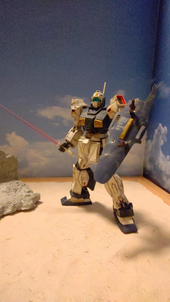 先程のネモにウェザリングやダメージや施した物になります。ベースに薄目のグレー、強調したいとこに黒が強めのグレー、深めのダメージは下地にシルバーを塗りそのあとダークグレーを塗って金属っぽさをだします( ´∀`)