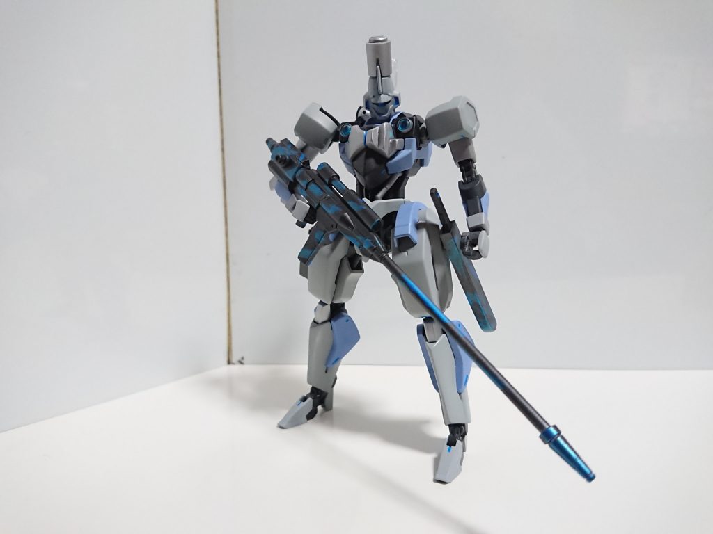スナイパーライフルビーム、実弾両方に対応しているメイン武装のライフル。狙撃時は懸架アームを展開し銃身を安定させます。