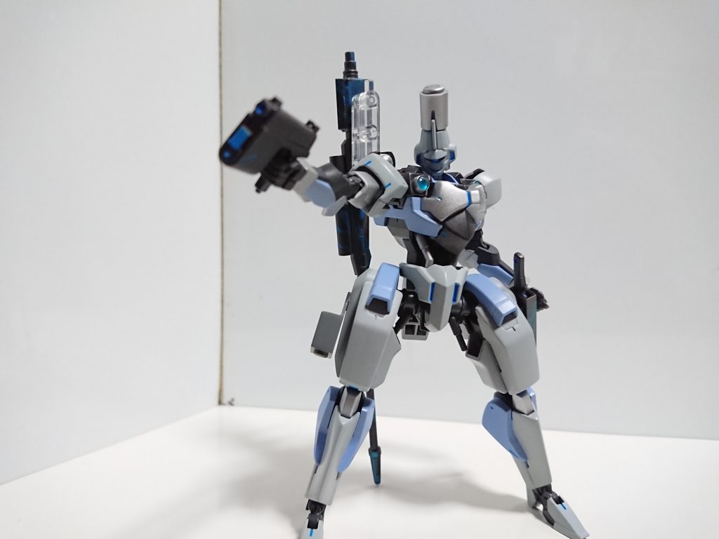 ビームピストル中距離戦用の小型銃。ホルスターはプラ板で自作銃はK9の銃の銃口をMSGに変えたものです。
