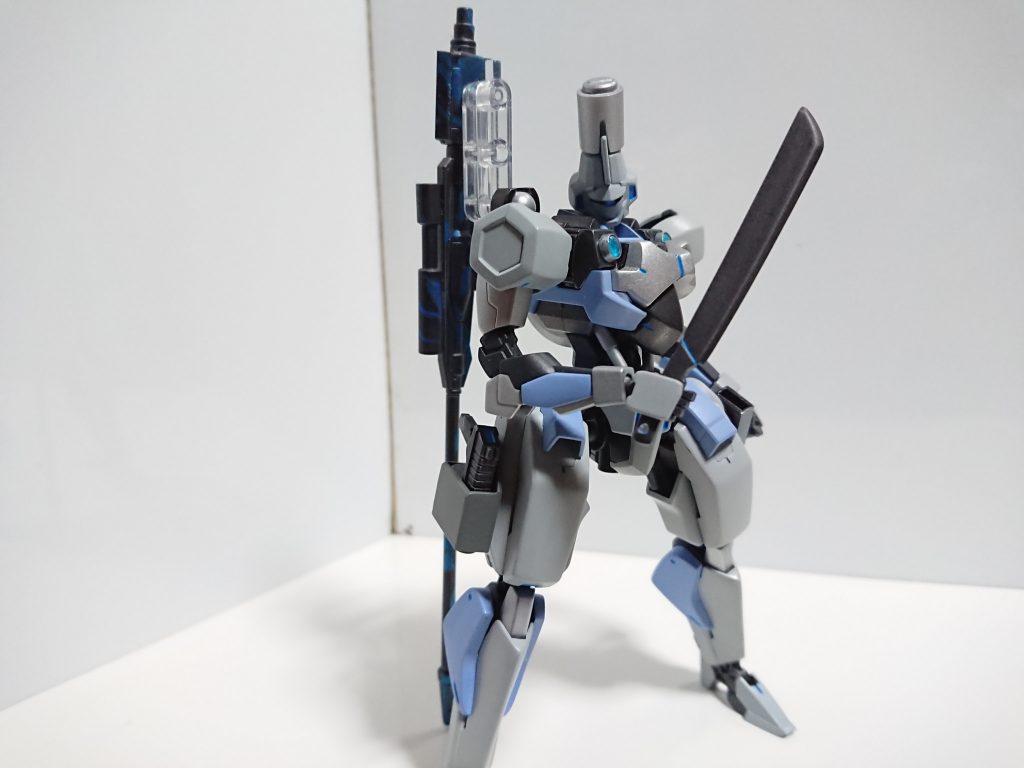 マチェット接近戦用の鉈。こちらは鉈、鞘もプラ板で自作してます。