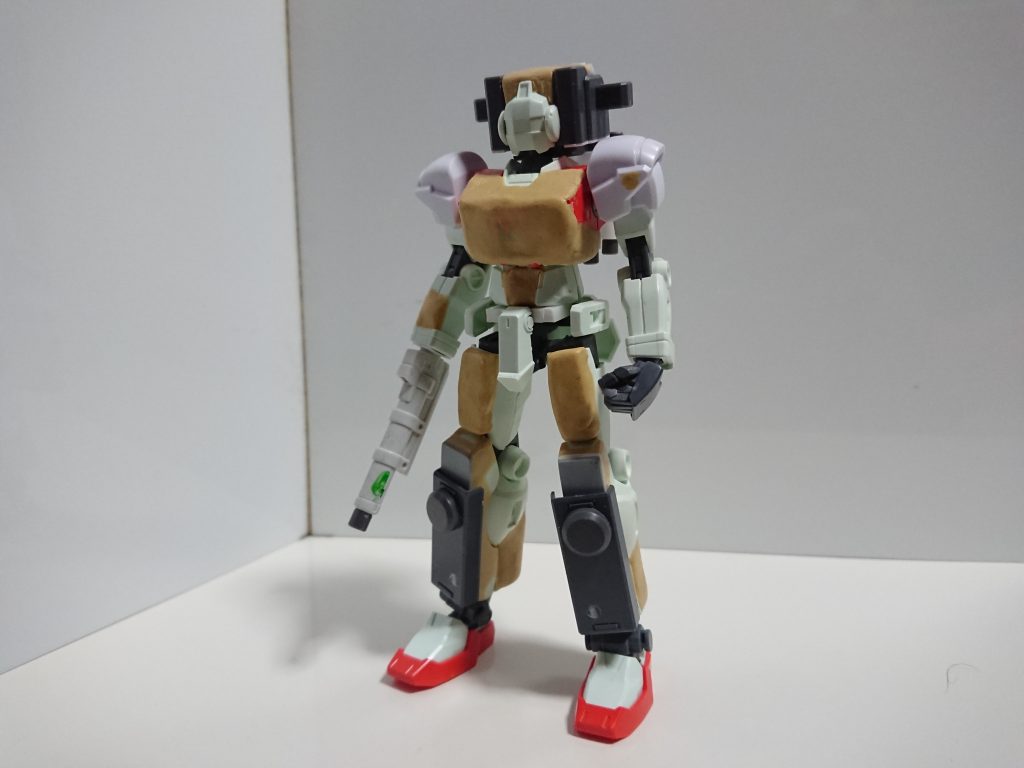 制作初期段階形状を近づけるためパテ盛りをし肩をガードフレームに変更。頭部はパワーダーのバックパックにGM/GMについてるジムに近い顔の後ろ側を接着GM/GMに使われてるバックパック接続用のパーツを埋め込んでます。