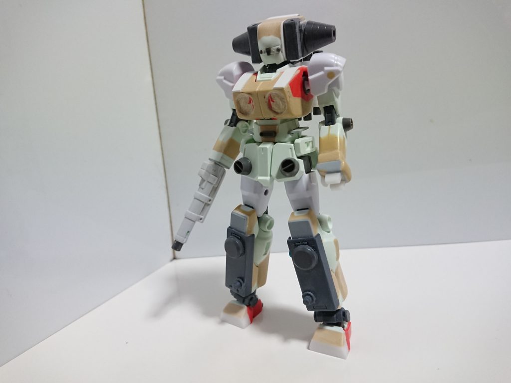 ほぼ最終段階コトブキヤのプラユニットでの装飾、足パーツの短縮、レジン流し込み用の胸の穴あけ、プラパイプで誘導弾の作成をした塗装少し前の姿。