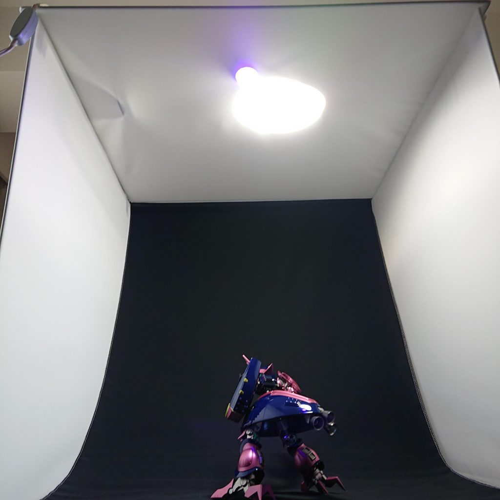 撮影に使った上方からライティング撮影ブースのてっぺんに市販のデスクライト(LED)とグリップなブラックライトを載せてます手が足りないのは、ちょとした知恵でクリアです♪