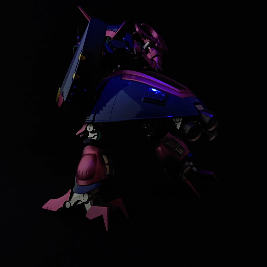 青っぽい黒の表現・3上方からブラックライトのみの撮影...暗い青です見事に狙った表現出ました蛍光クリアが反応し、サファイアブルーも妖しく反応してくれました♪