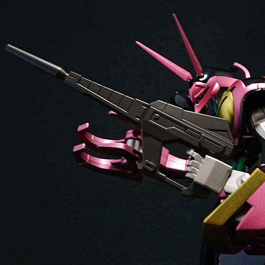 武装の色が、最後まで決まらなく完成の足を引っ張ってまして...クレオスさん限定のグラファイトブラックが上手いこと塗装中に届いたので使ってみた？そんなです(*^｡^*)もっとメタリック感を想像してましたが、キメの細かいガンメタなんですね...