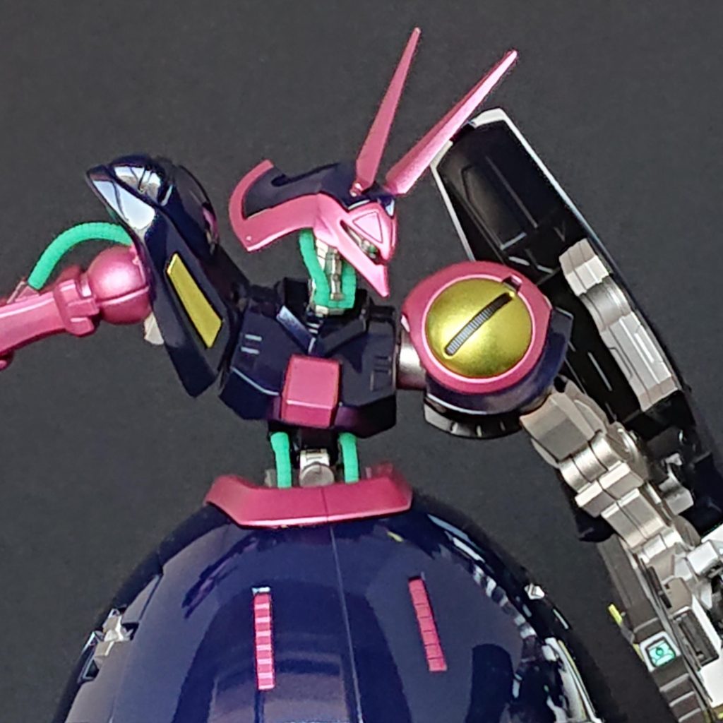 ブラック～ブルーを1枚で魅せてみるシールド裏側はウィノーブラックのみ外装甲のみにブルー化をコーティングしてます光の当て具合によっちゃ、面白いグラデ出来そう(*´艸`*)因みにこのショットは、窓から差し込む自然光のみです