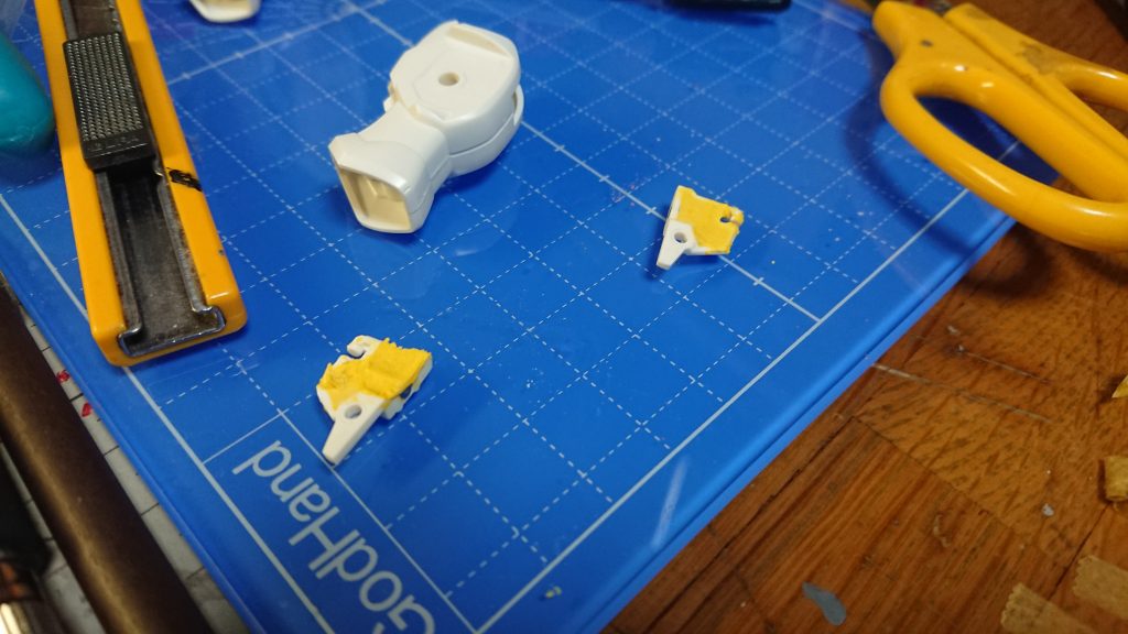 キット状態ではコックピットにガトリングベイのストッパーが突き刺さる。受け入れられず、ガトリングベイのハッチに磁石を仕込む等しています。