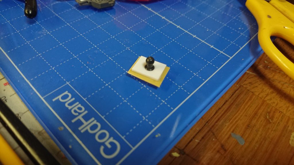 このジョイントは、ガトリングシールドの内部に仕込む為に作ったもの。特にヘビーアームズ改ではガトリングシールドが重くなる為、その試金石も兼ねての工作です。ちなみにこの後はガトリングシールド内部に合わせる為にチマチマ削っています。