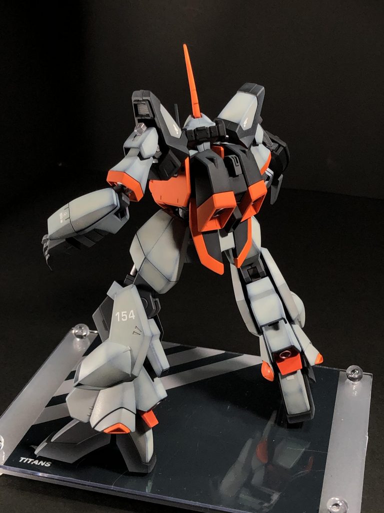 通常武装版。他では見ないシルエットで、こちらも大好きです。〈塗装レシピ〉・下地…サーフェイサーエヴォブラック(ガイアカラー)・グレー…マーズライトグレー(ガイアカラー)・オレンジ…橙黄色+名鉄スカーレット(ガイアカラー)・ブラック…メカサフスーパーヘヴィ(ガイアカラー)・関節他…メカサフスーパーヘヴィ、メカサフヘヴィ、メカサフライト、フレームメタリック2 (ガイアカラー)・メガランチャー…ブルグレー(ガイアカラー)