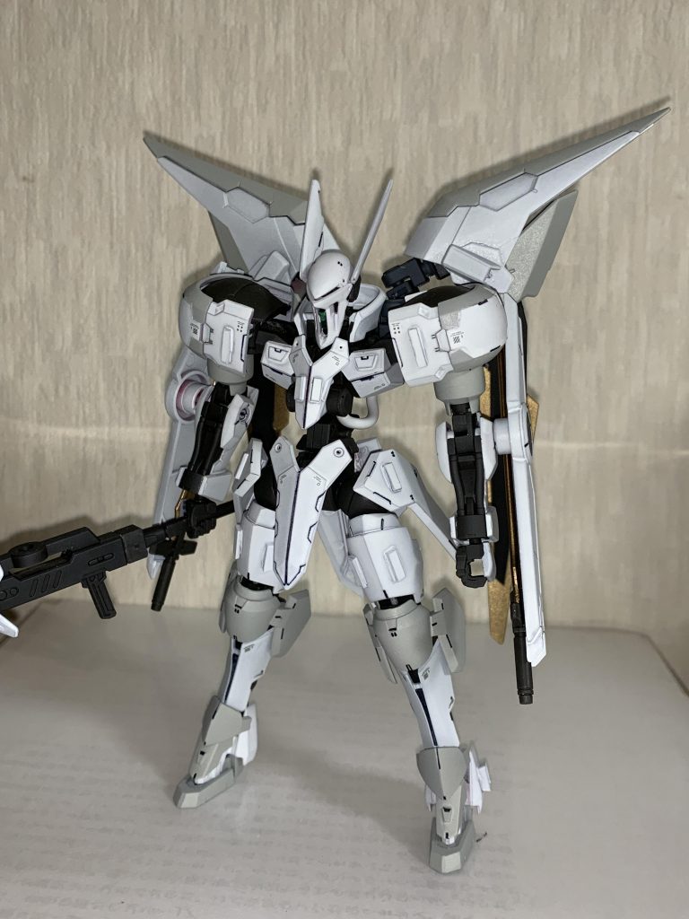 本体は無加工でジョイントパーツの組み合わせでのみダークマターを装備させています。その為ノーマルにも換装出来ますが装甲をバラす必要があります。武装はグリムゲルデの純正品にジャスティスナイトのランス、ダークマターブースターのブレードが追加されています