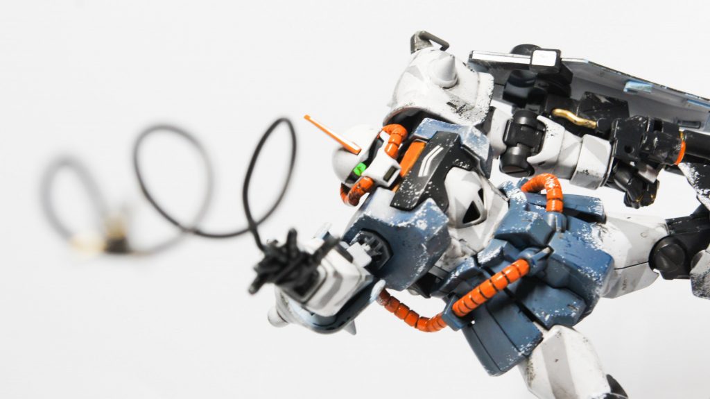 目には変更シールを貼り付けているので角度によっては緑色に見えます。