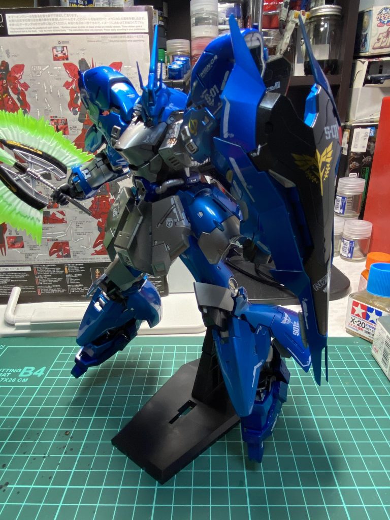 別で水転写デカールを注文していたのでペタペタ貼って完成❗️❗️説明書も保存しておくとこんな時に助かります🙂武器は黒サザビーから借りております💦