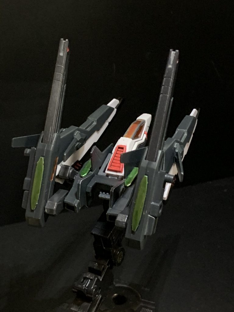 フォーミュラモード。地上だけでなく水上でも高速で走行が可能。主にレースバトル等で活躍？