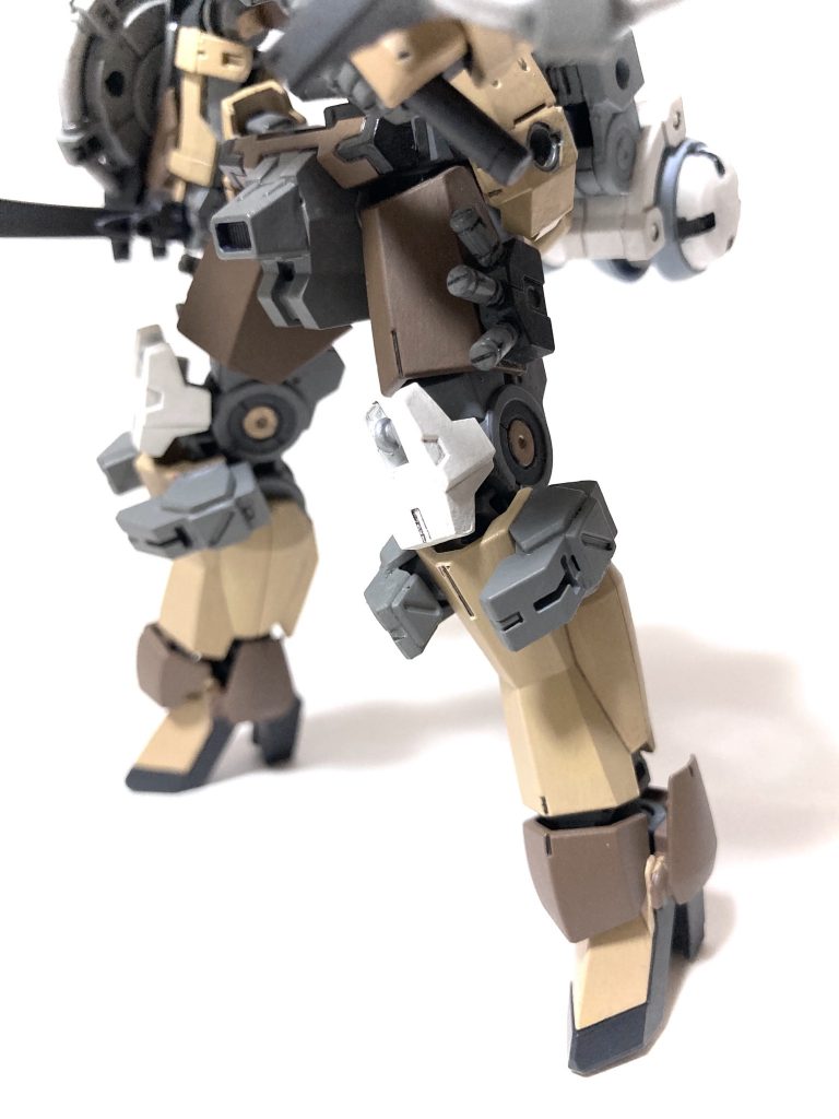 下半身、腰はラビオットの装甲に排気口を追加。サイドアーマーはポルタノヴァの膝、膝はラビオットのアンクルアーマー、左右にはポルタノヴァの足首を使っています。 