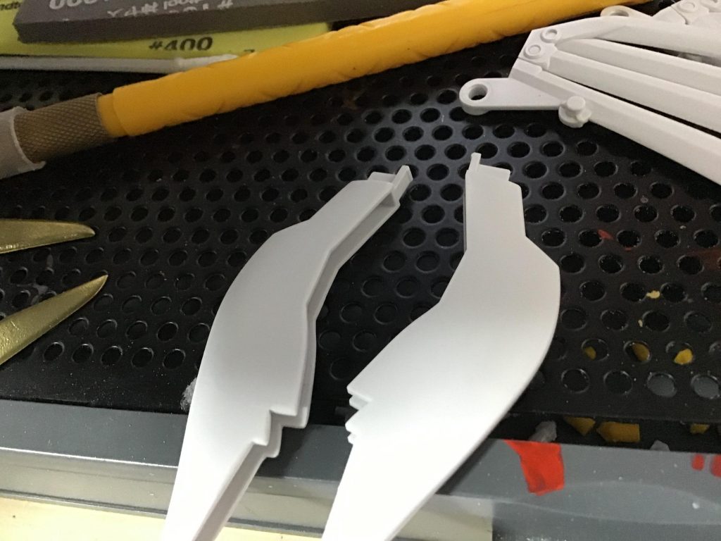 元のキットが優等生なのでほとんど弄ったとこなんか無いですが、翼は極力エッジを丸く落として、全体的に丸い感じに見えるようにしてます。