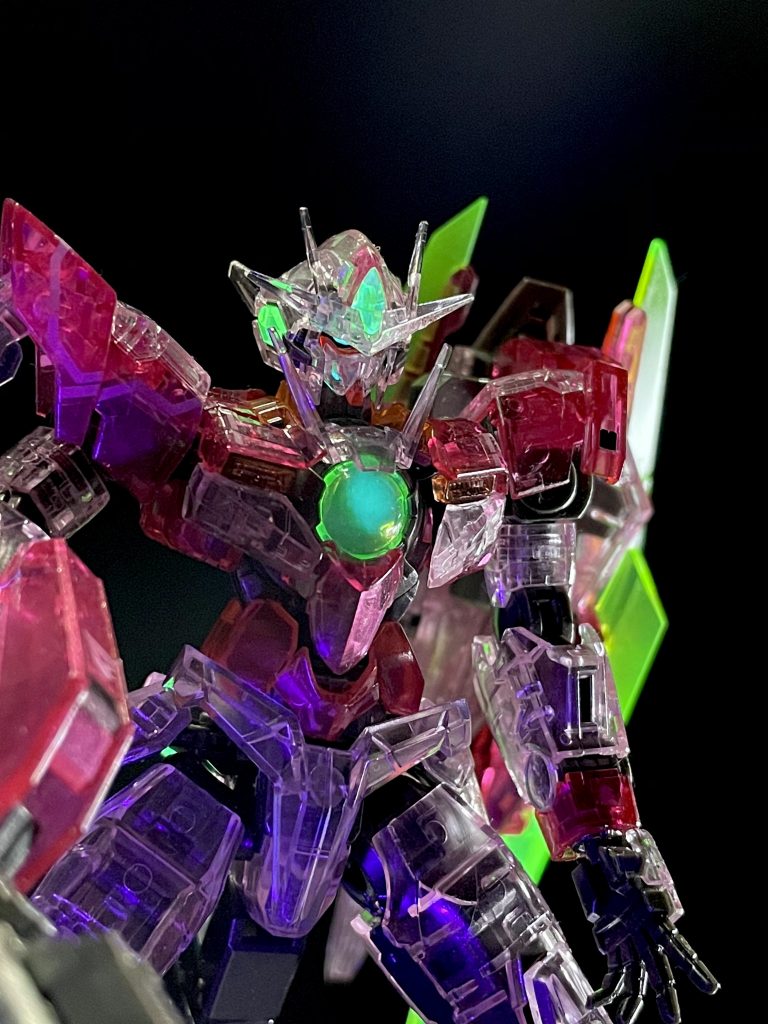 横顔か、煽りで撮らないとツインアイが見えないんだよね。首の可動域がほとんど無いし。あと、胸のアンテナが邪魔😅ツインアイは無塗装で、周囲の黒はタミヤエナメルのフラットブラックです。最後までご覧いただきありがとうございました😆2021年もガンスタさんが益々発展いたしますよう、お祈りします 🎍🌅🎍🎌🐂🐄🐃🐮