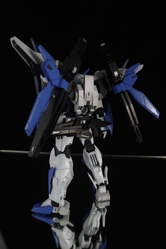 最初見慣れないカラーリングにギョッとしましたが、自分の塗料使って1パーツづつ塗ってくと異常なカッコよさあるなぁと思います。