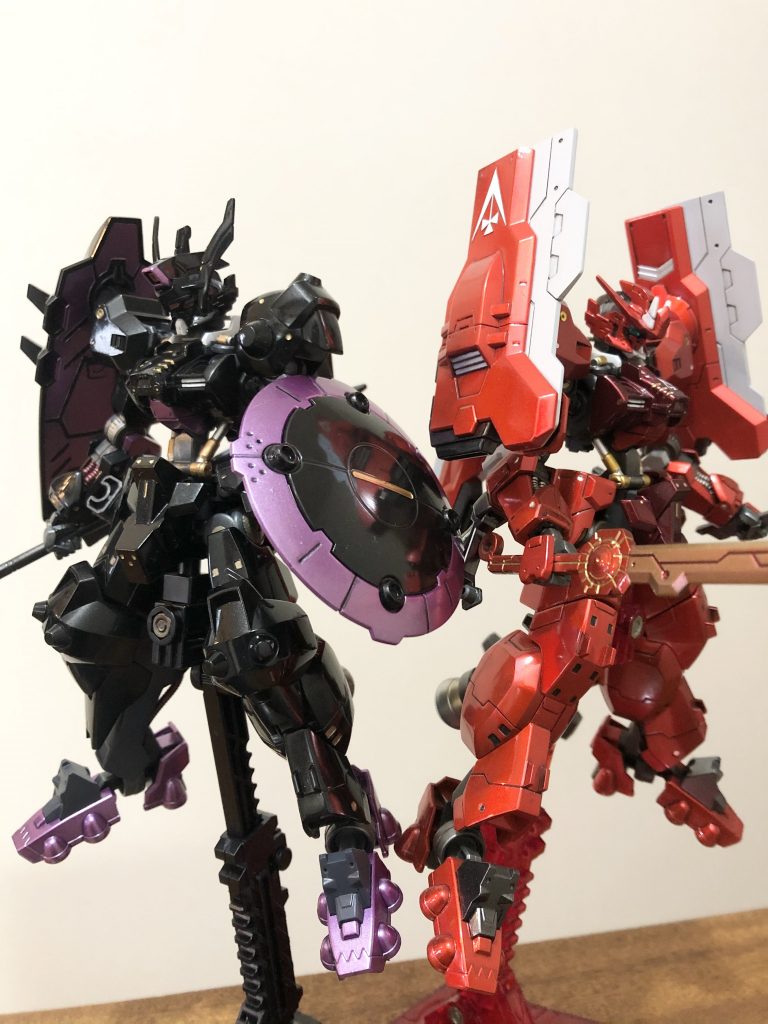 以前投稿したアスタロトオリジンと共通部分が多いですが、ほぼ別物に見える所がアスタロト系のデザインの深さと面白さと思います。左のシールドにアスタロトが写ってる😊これだからグロス塗装はやめられない😊