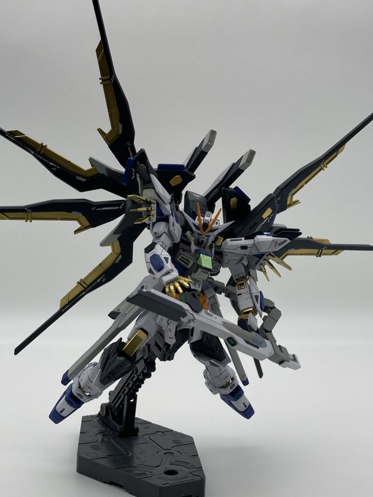 サテライトランチャー。胸部にXのようなセンサーをスジボリと塗り分けで追加。肩部にも小型のリフレクターを追加