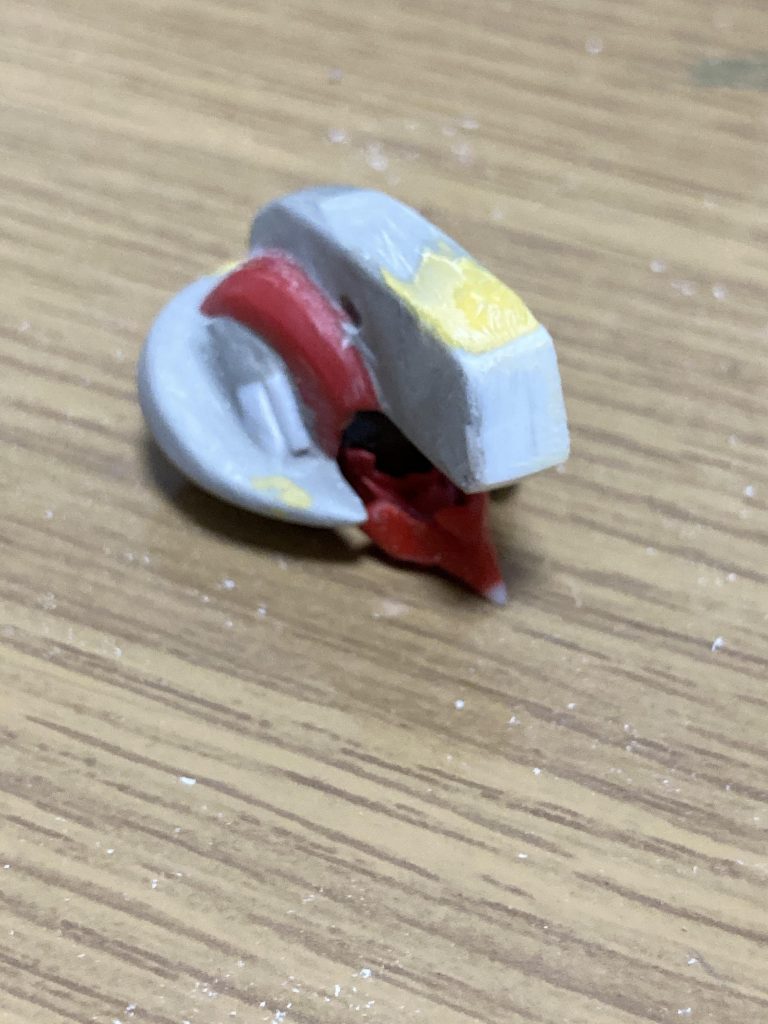 アストレアの頭部にパテを盛っては削ってをして形を作りました。