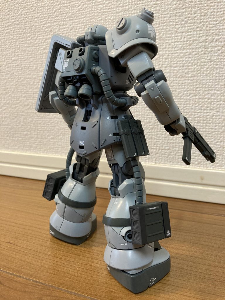 右利き？なので盾は敢えて左肩にしてます。脇腹も無理やり穴開けてダクトみたいになって、るかな…。