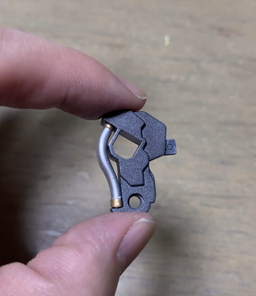 膝裏の動力パイプも一体成型だったので切り離して修正してます。