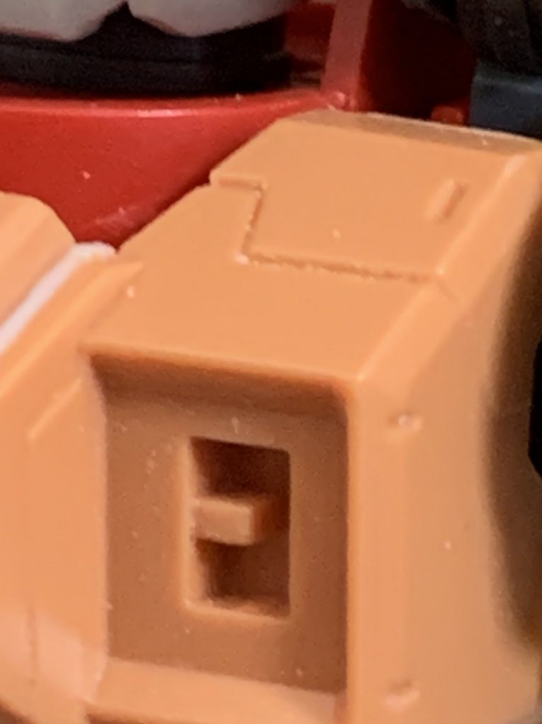 首周りはガンキャノンと胸周りは陸戦型ジムの合わせ目次があればもっと楽にできそう。 