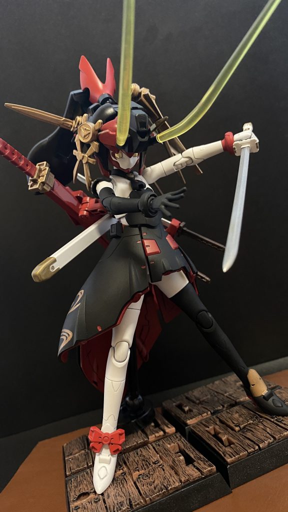 しかし彼女もまた鬼神刀　銘無し不思議な神通力があり、鬼だけを斬る。直刀のように見えるが僅かに反りが入っている。寂れているがどこか清らかな雰囲気の社に祀られていた物を、パク…いや、勝手に借りてきたらしい。