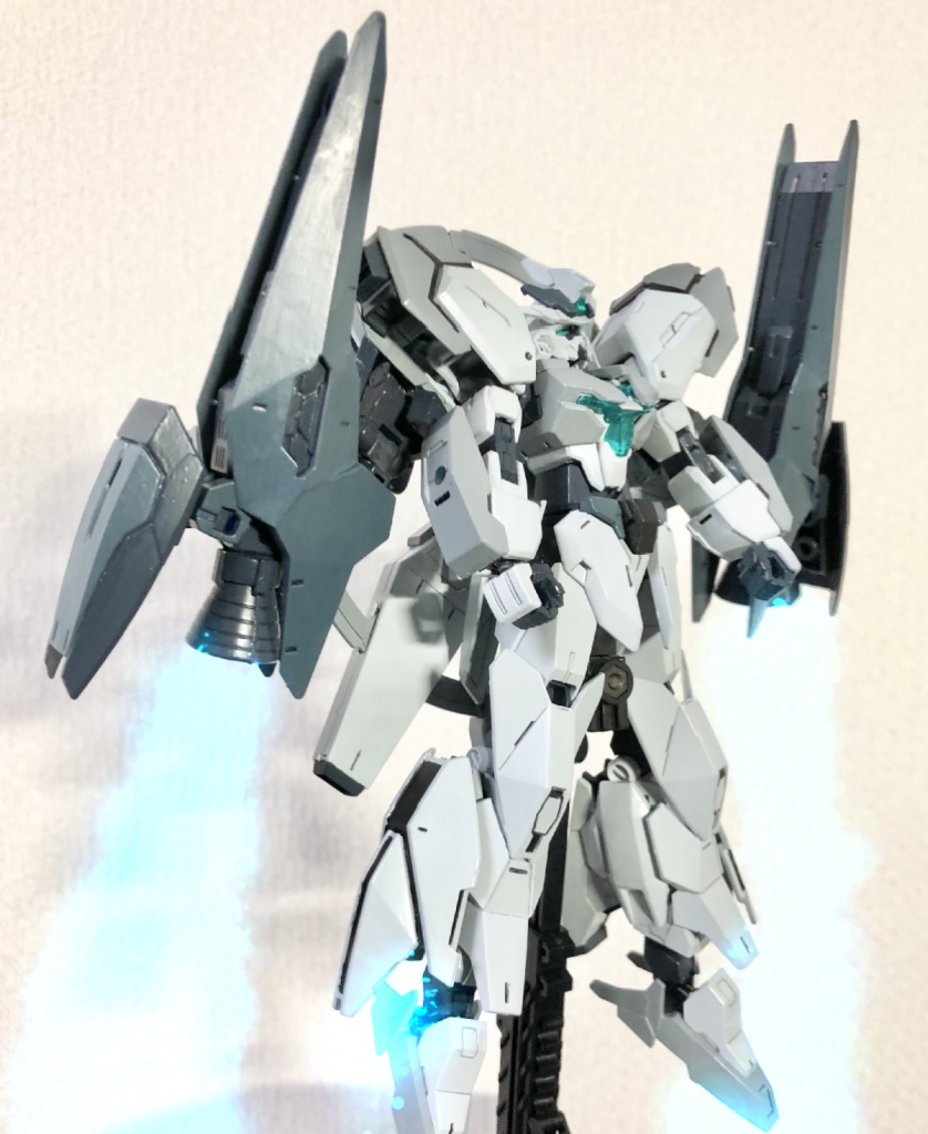 VLはあくまで受動的なシステムであるため自機推進には環境的制限があった。ビームライフルからのビーム供給推進は無重力下でしかドラグーンが運用出来ず、そもそも大気圏内や惑星重力圏から離脱するにはライフルでは出力不足な上に発射地点に捨て置いていくしかなかった。そこでVL非稼働時に対応する為に大型高出力光圧推進ブースター『ヴォワチュールブースター』を肩部ハードポイントと側面VLユニットに接続フレームを介して2基装備したことで、高重力圏離脱も可能となる推進手段を有することができた。(あくまで想定上は木星重力の2倍程度)本機は核エンジンを主機にしているが前人未到の未知の宇宙ではニュートロンジャマーと同じく核融合が抑制されてしまう環境が存在し、ジェネレーターダウンが引き起こされないとも限らない。その状況を考慮しコアゲイザー自体に機体機能を集約したことでフレーム内の余剰スペースが広くなり各ユニットに小型パワーセルを搭載することができた。容量制限はあるもののパワーセルのバッテリーだけで光圧スラスターを稼働させ、宙域離脱するだけの限定的な使用が可能となっている。