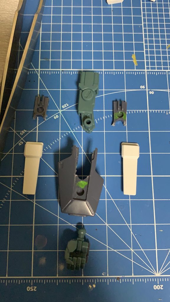両腕の後ハメ加工。サブアームも同様。なお、一応分かるように色違いの印をしておいたのですが、裏だったので分からなくなりました。