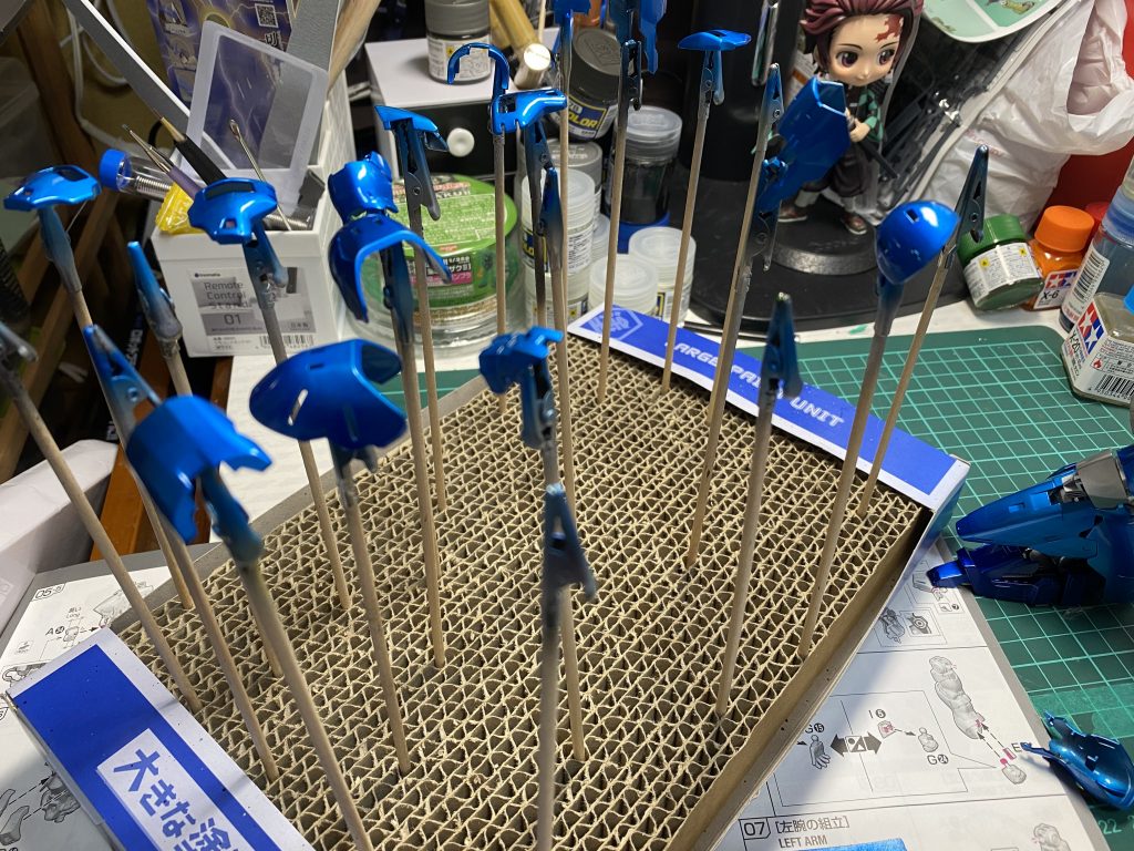 バラしてリペイント🙂全くの素人さんが作ったのか、ゲート処理も未熟でしたのでゲート処理からスタート💦蒼い部分は微妙に塗り分け🙂クリアブルーとディープクリアブルー🙂写真では違いが分かりづらい😓工程はコレしか撮影していませんでした💦
