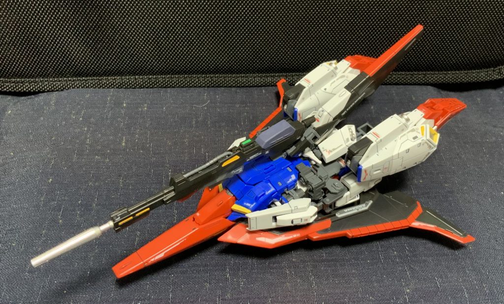 ビームライフルの伸縮度が初期設定画よりかは長い。その分、後ろに反り返らずに良いバランスで飾れています。