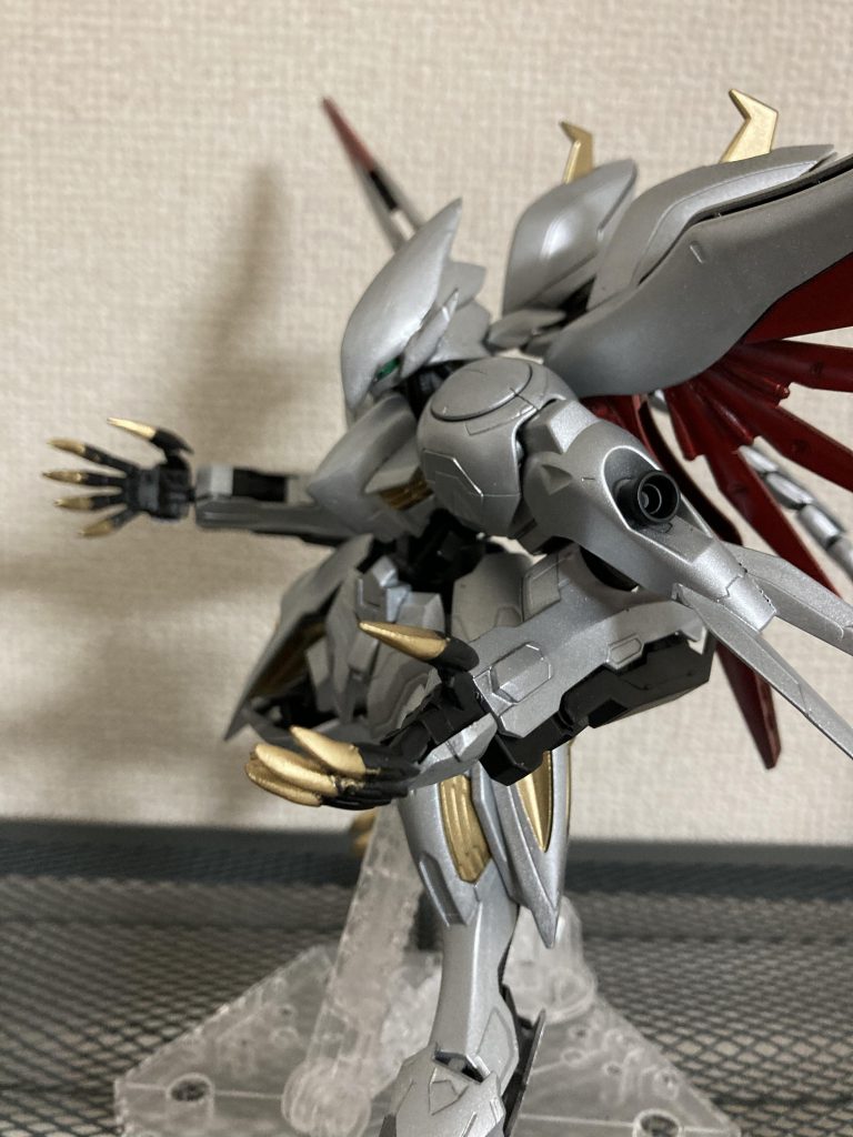 頭はケンプファー・・・と言ってもパテで加工しまくってるので原型はありませんがそれに煌ギラーガのギラーガテイル胴、腕、脚はルプスレクス腰はキマリスヴィダール肩がキマリスバックパックに煌ギラーガとデスティニーの羽根