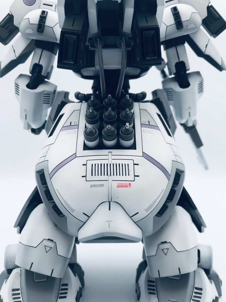 存在感抜群のリアスカートをくり抜いて、ファンネル格納庫を作りました。 