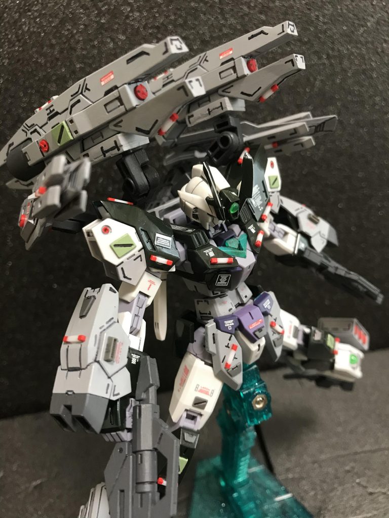 バックパックはアームのおかげでめちゃ動きますけども塗装ハゲちらかすの怖いのでちょっと微妙笑。赤い丸は赤のランナー切ってぶっ刺して墨入れ。ミサイルハッチかゾイドの赤キャップに見えればいいなと。