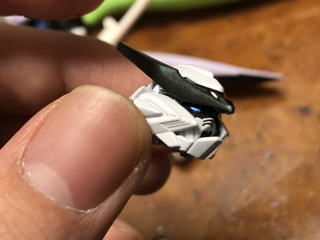 黒い外装は角度、光によって緑に光ります。