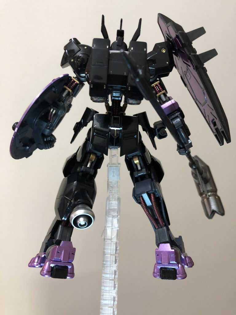 シンナーで失敗したクリアを剥ぎ取る作業からスタートし、最終的にテカテカのグロス仕様に仕上げました。左足のバーニアだけディテールアップしてあります。