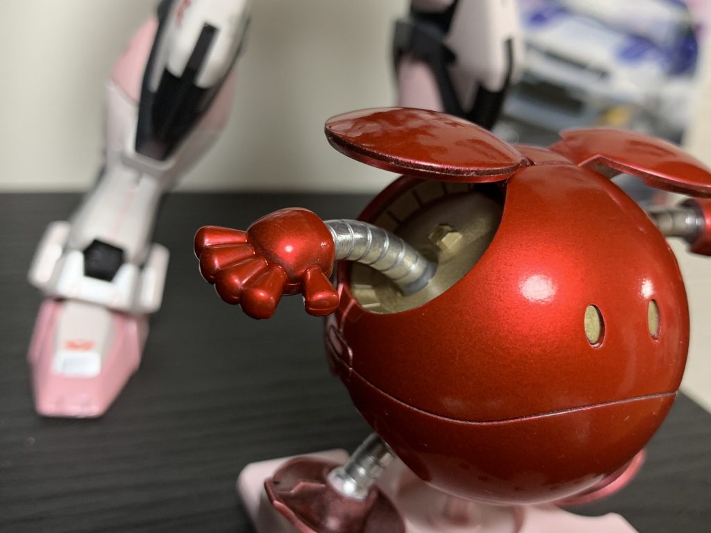 手足のシルバーは4アーティストマーカーのシルバー。また目のゴールドも同じく4アーティストマーカーのゴールドです。