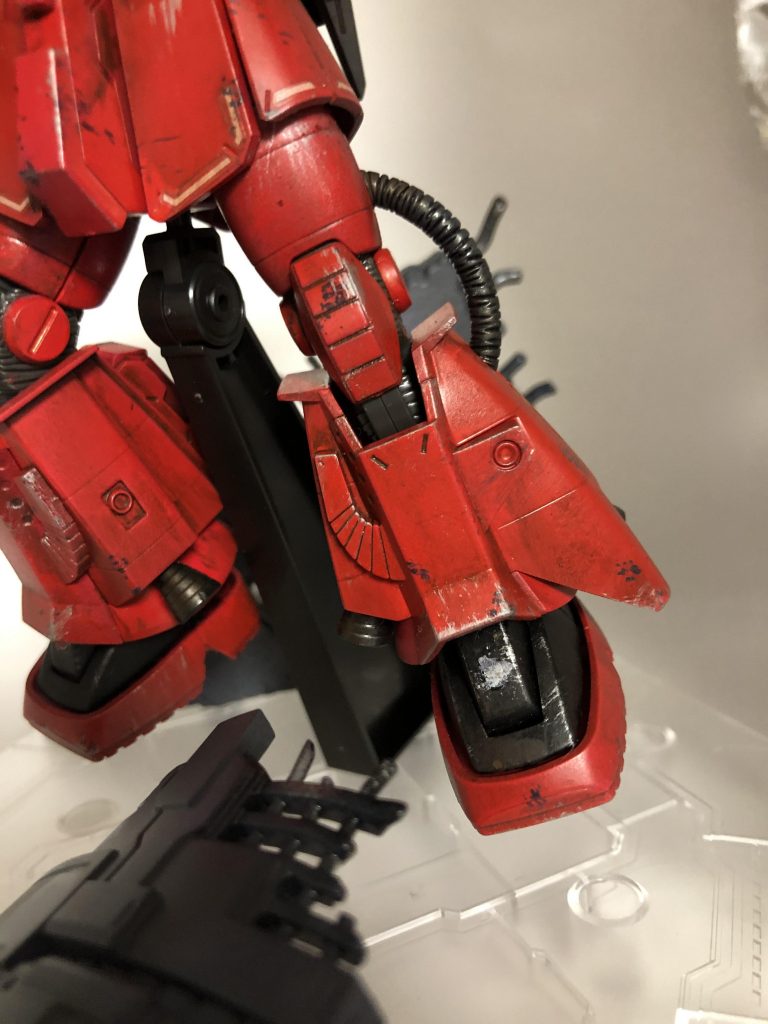 写真を撮ったりしてる最中に左足のデカールを紛失しているのに気付いたので、現在はなんとなく傷っぽくしてごまかしております