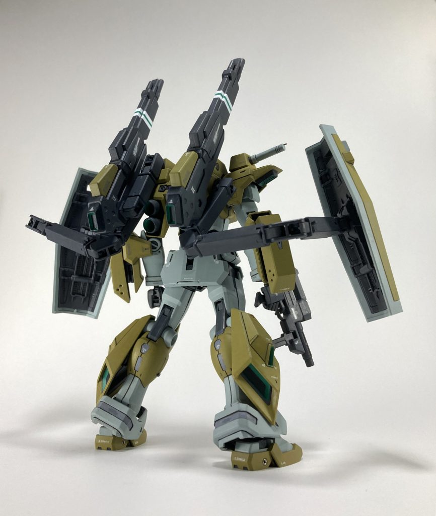バックショット。各スラスター の内側は緑で塗り分けています。大型ライフルの一部にも機体と同じイエローを配色して、まとまりを意識しました。