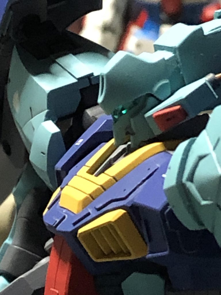 個人的にバイアラン顔かと思ってまして、ツインアイよりバイザータイプと思って製作しました。バトオペではツインアイらしいですけど、設定も謎が多くて困りますよね〜笑