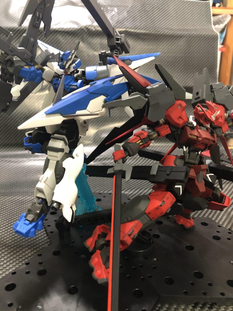 一作目のガンダムアスタロト・グラナータと。近接と射撃、役割分担ができていそうですが、物語初期の頃は仲良くなさそうじゃないですか?(笑)