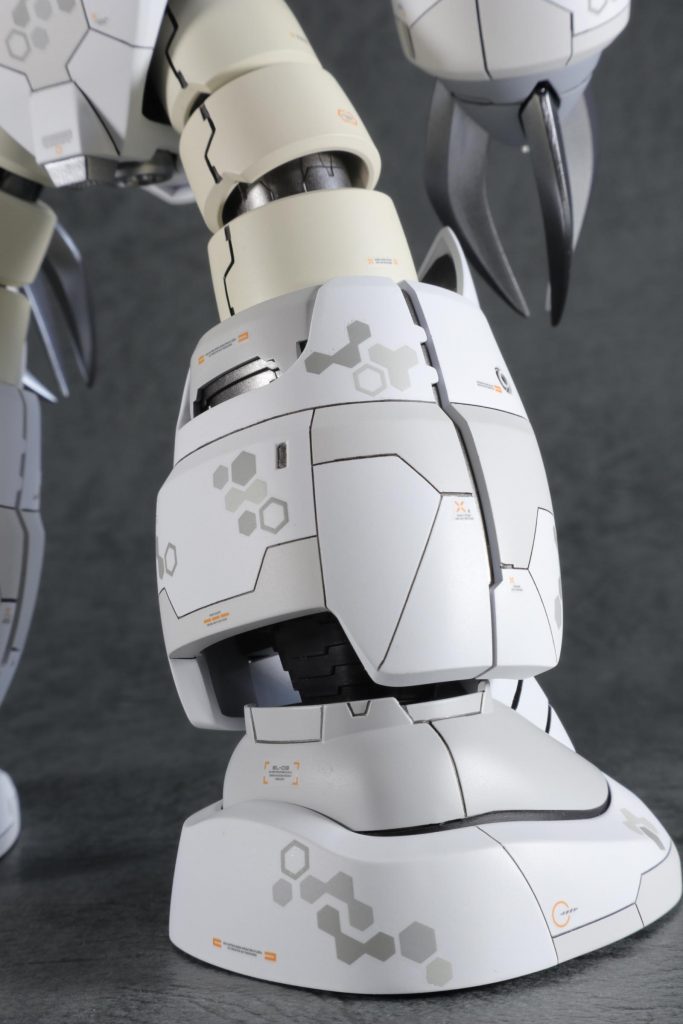 白として良く使うニュートラルグレー1(ガイア)も白と並ぶと確かにグレーです。